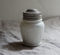 アルミの蓋印象的な白の化粧瓶