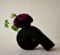 でんでん虫のような可愛らしい形の小さな黒い花瓶