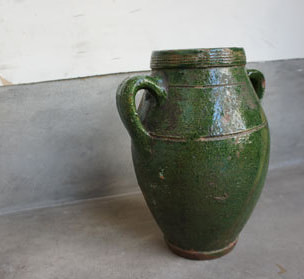 フランスの深い緑色の花瓶