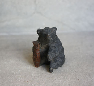 小さい座り木彫りの熊