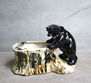 木彫り熊風陶器の灰皿