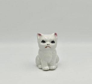 陶器の小さな白猫の置物