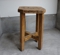 木製の角椅子