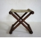 帆布の貼られた木製折畳み椅子
